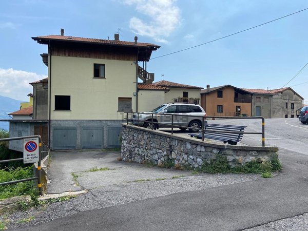 appartamento in vendita a Rogno in zona Monti