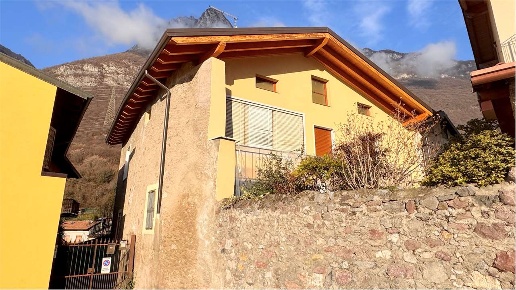 casa indipendente in vendita a Rogno in zona Castelfranco