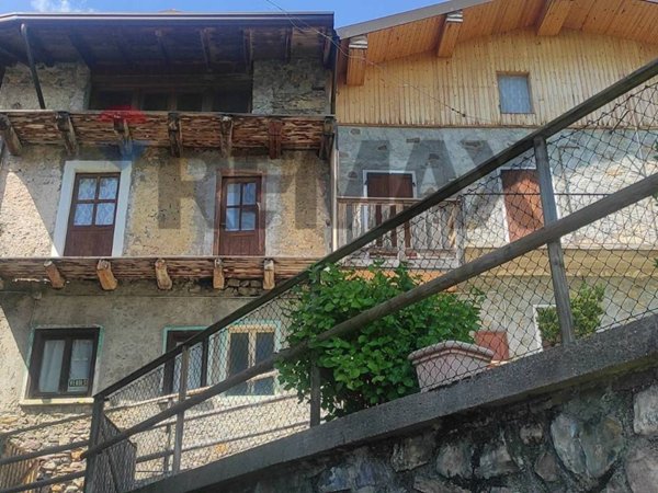 casa indipendente in vendita a Rogno