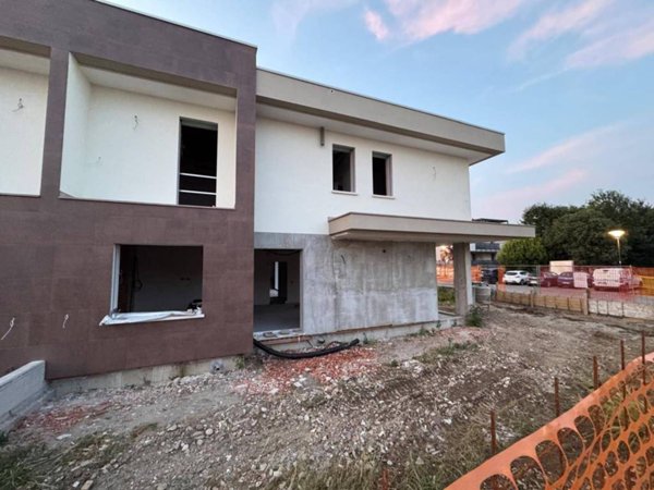 casa indipendente in vendita a Romano di Lombardia