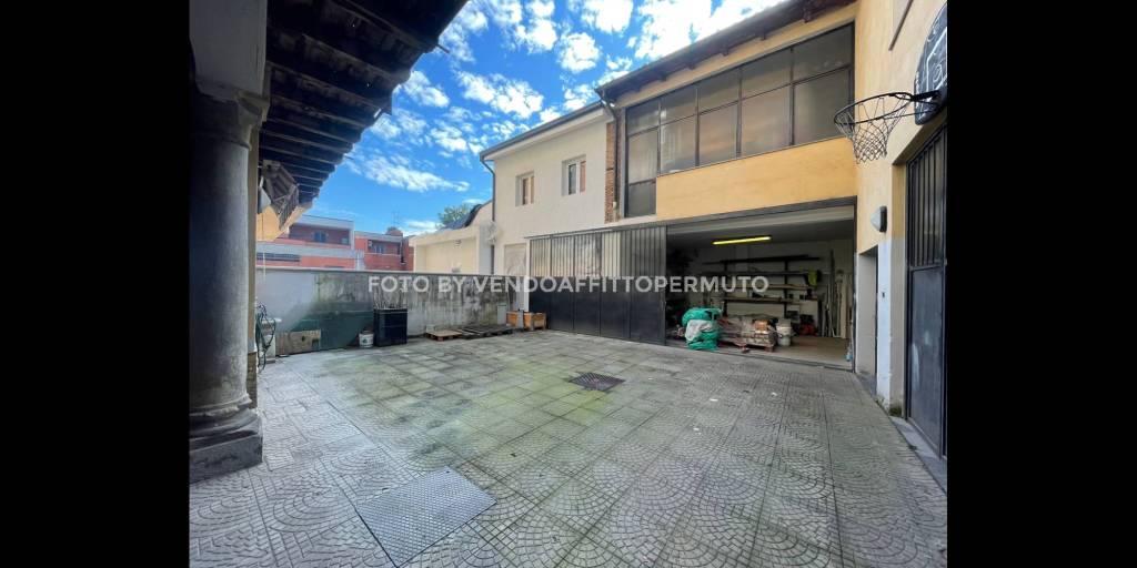 locale commerciale in vendita a Romano di Lombardia