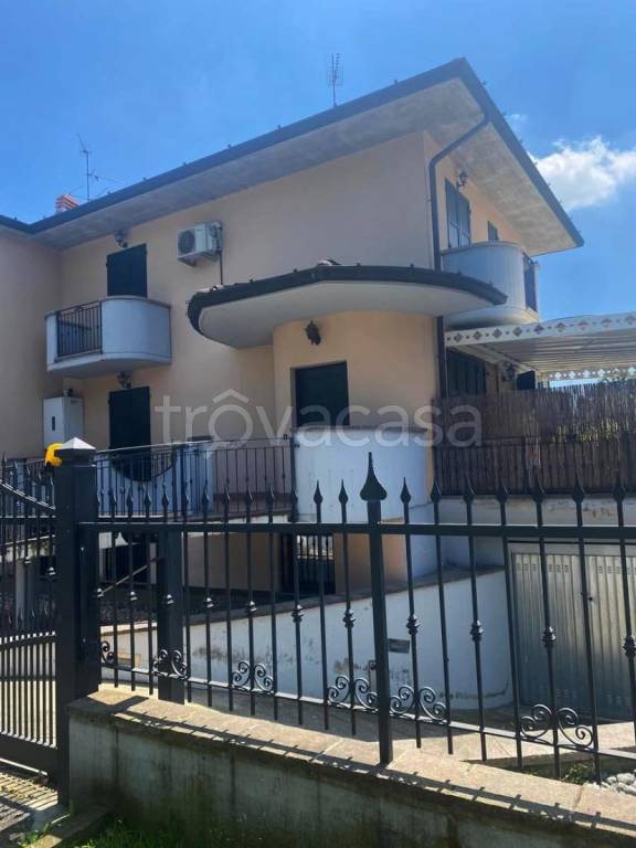 casa indipendente in vendita a Romano di Lombardia