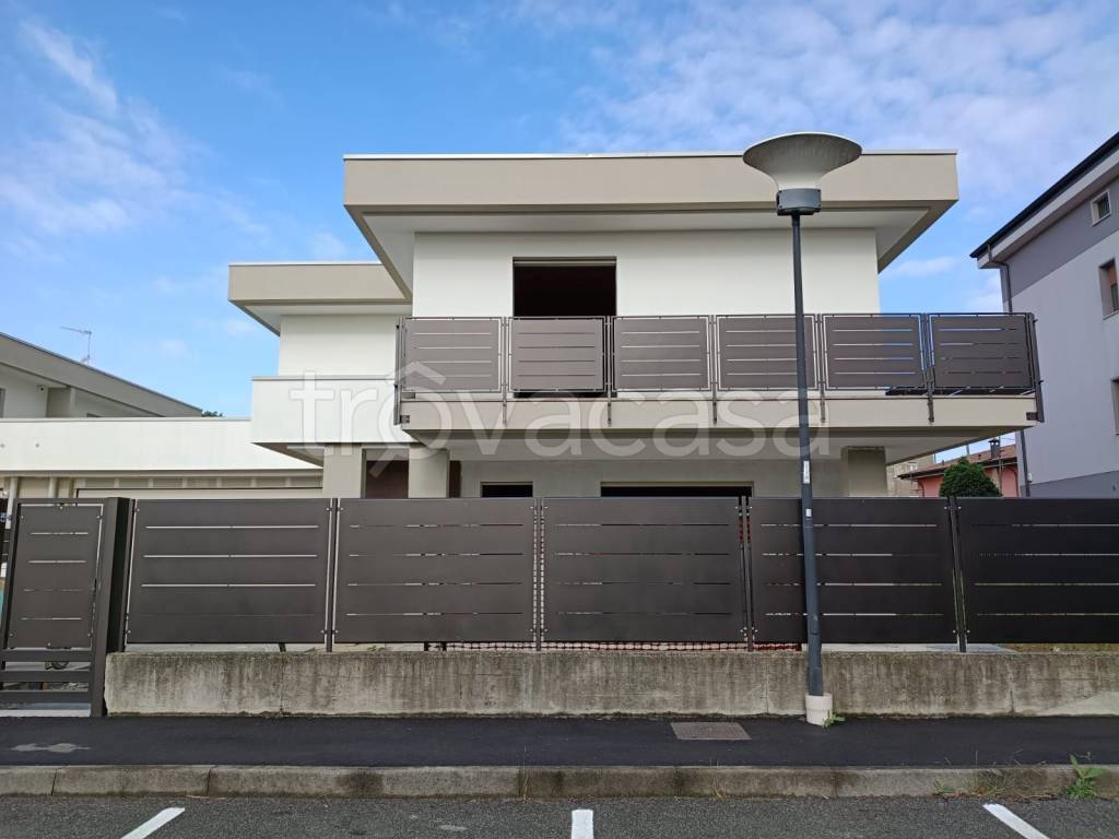 casa indipendente in vendita a Romano di Lombardia