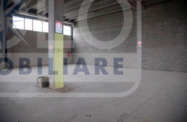 locale di sgombero in vendita a Romano di Lombardia in zona Cappuccini