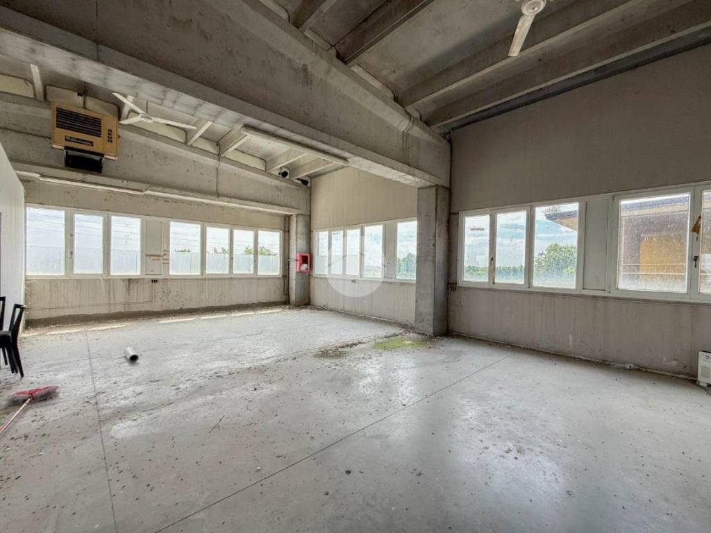 locale commerciale in vendita a Romano di Lombardia