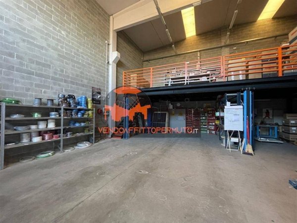 locale commerciale in vendita a Romano di Lombardia