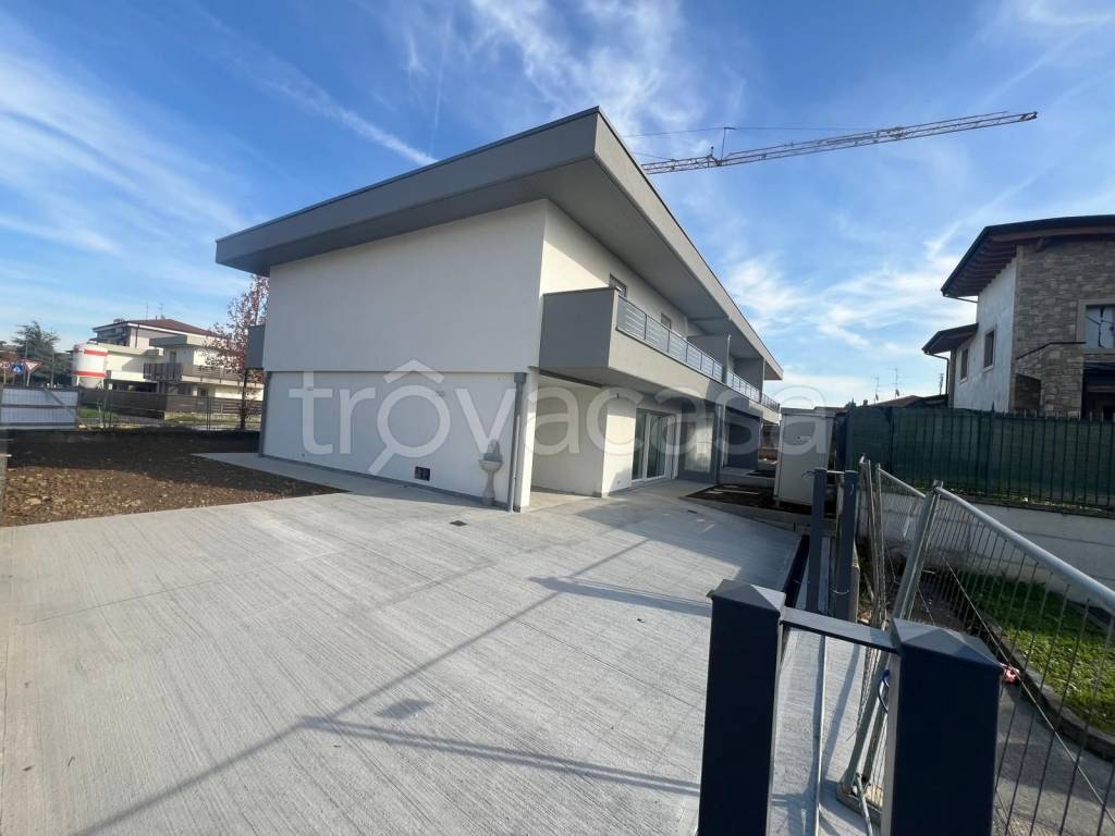casa indipendente in vendita a Romano di Lombardia in zona Albarotto