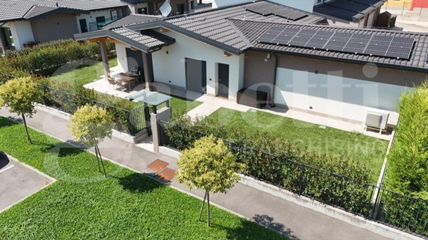 casa indipendente in vendita a Romano di Lombardia