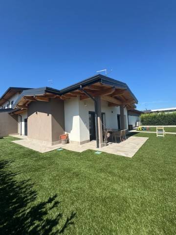 casa indipendente in vendita a Romano di Lombardia
