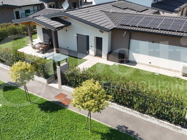casa indipendente in vendita a Romano di Lombardia