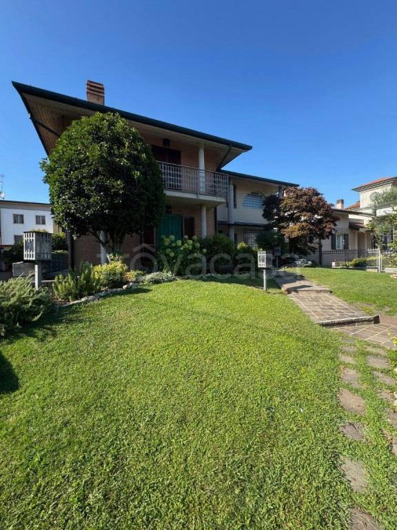 casa indipendente in vendita a Romano di Lombardia