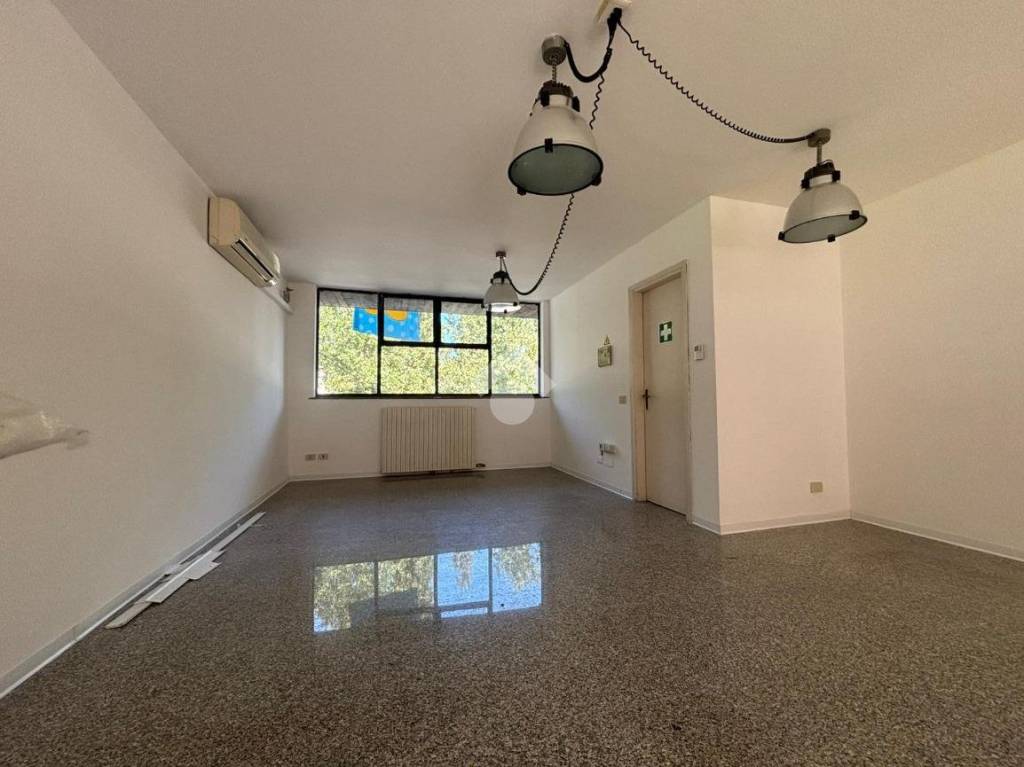 ufficio in vendita a Romano di Lombardia in zona Piscine