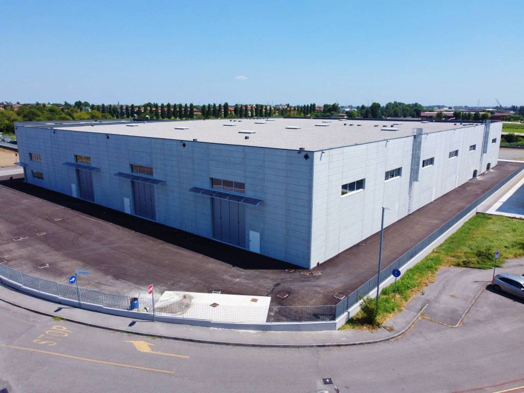 locale commerciale in vendita a Romano di Lombardia