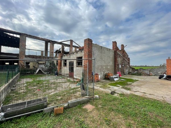 locale commerciale in vendita a Romano di Lombardia