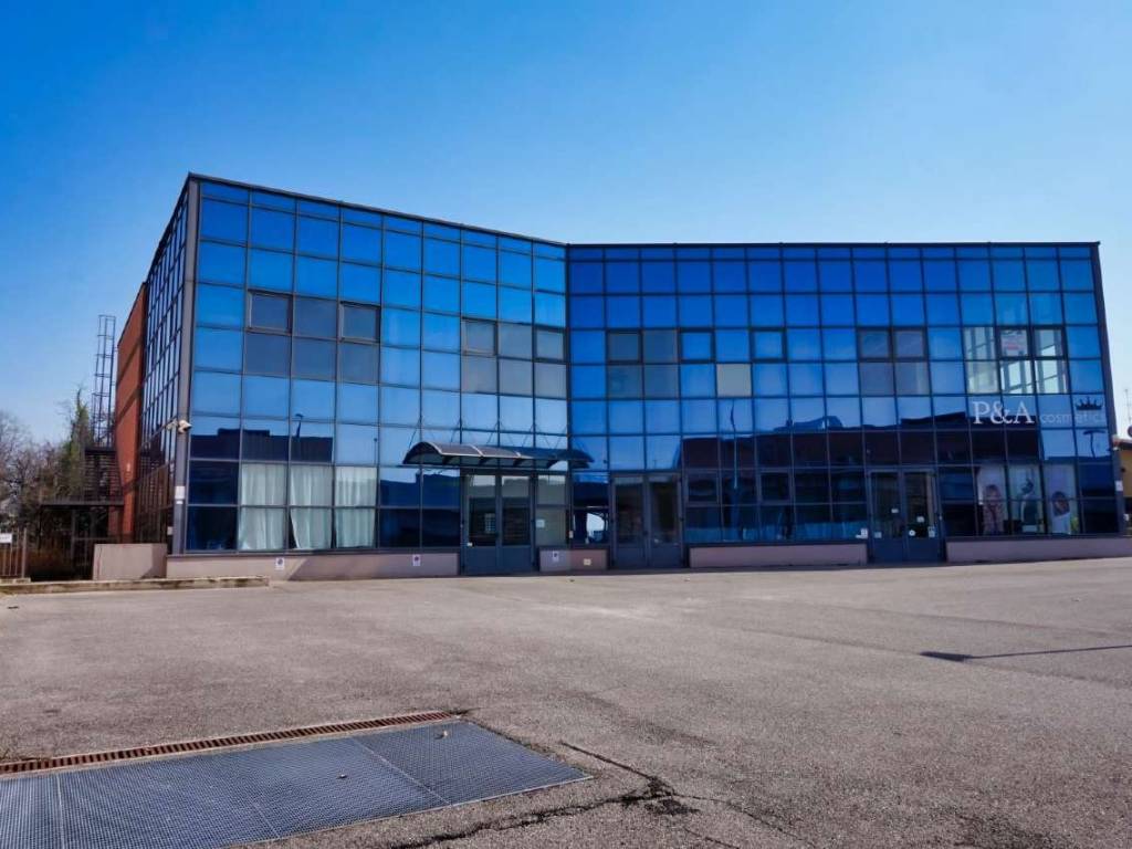 locale commerciale in vendita a Romano di Lombardia