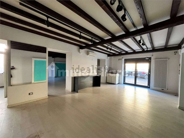 locale commerciale in vendita a Romano di Lombardia