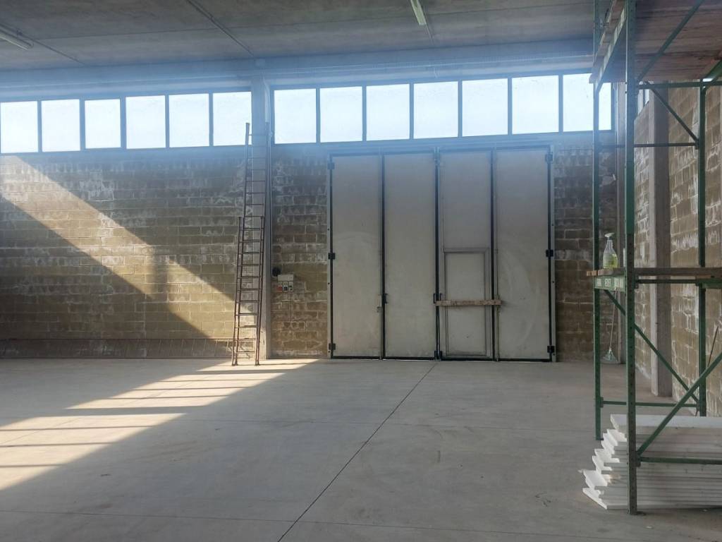 locale commerciale in vendita a Romano di Lombardia