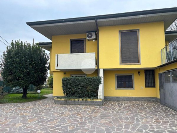 appartamento in vendita a Romano di Lombardia in zona Piscine