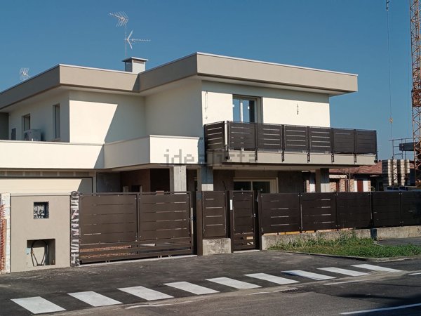 casa indipendente in vendita a Romano di Lombardia