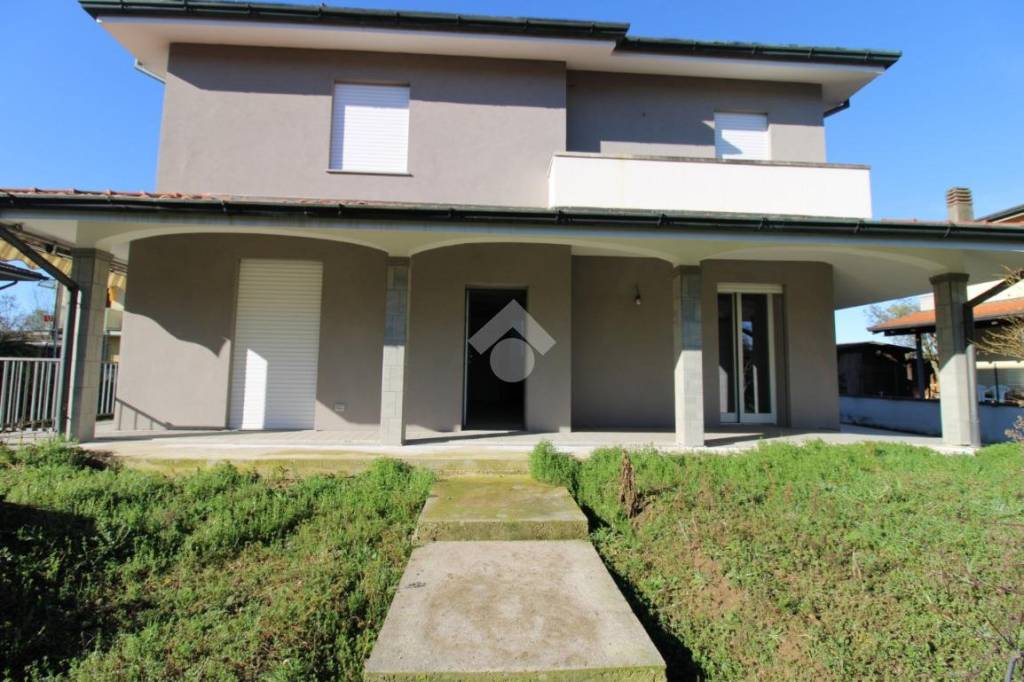 casa indipendente in vendita a Romano di Lombardia