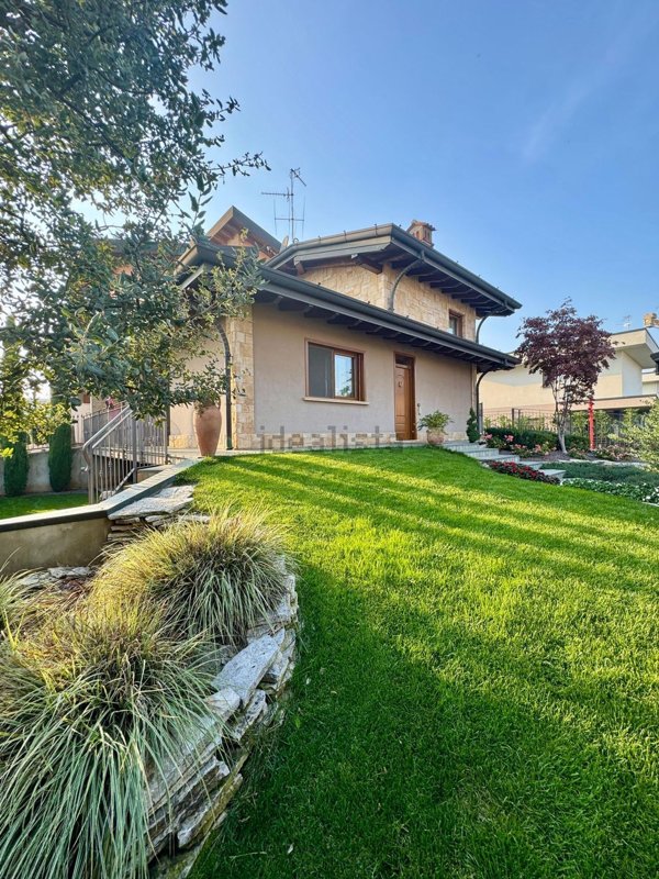 casa indipendente in vendita a Romano di Lombardia