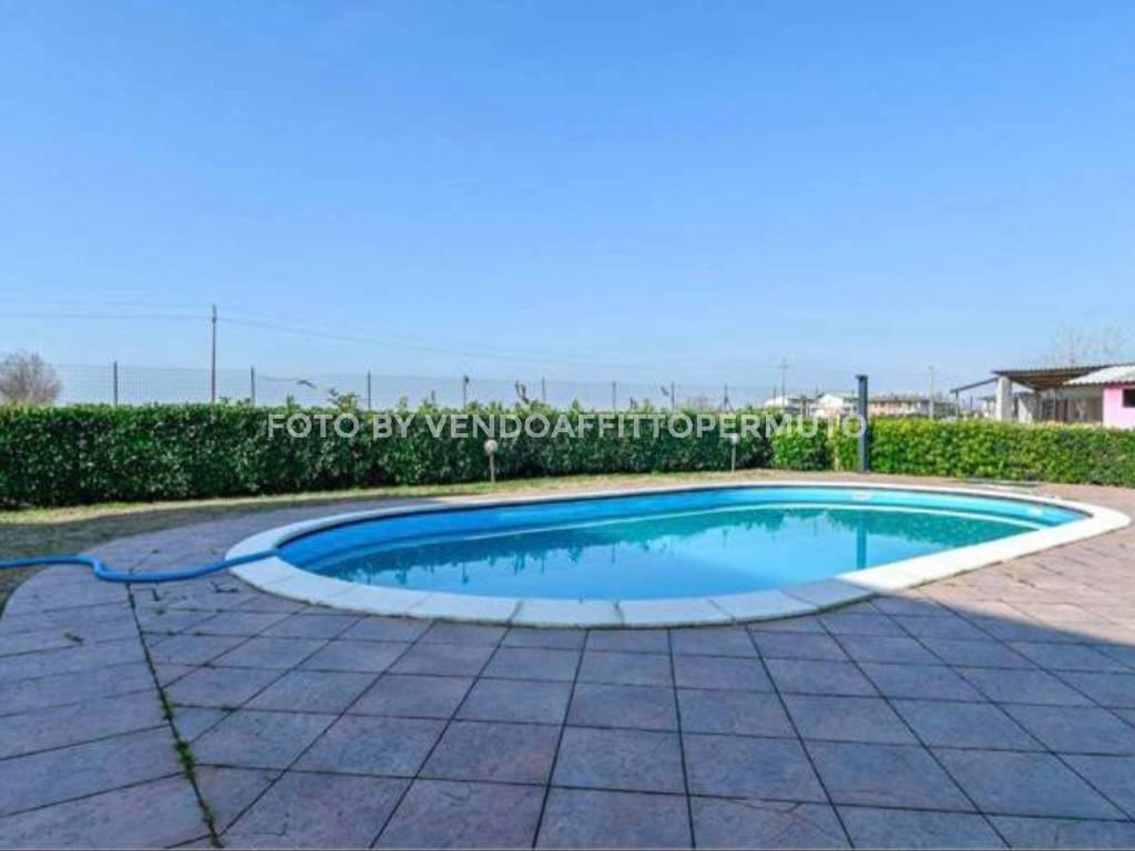 locale commerciale in vendita a Romano di Lombardia