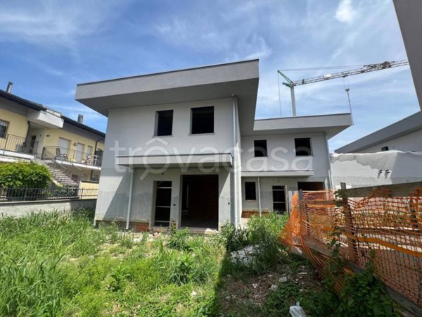 casa indipendente in vendita a Romano di Lombardia in zona Piscine