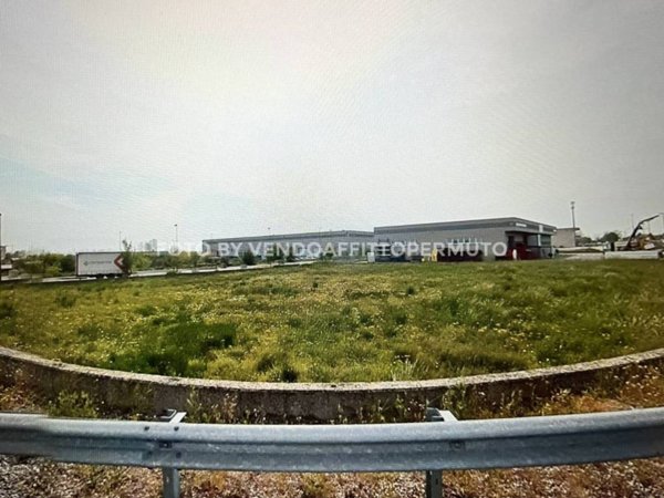 locale commerciale in vendita a Romano di Lombardia