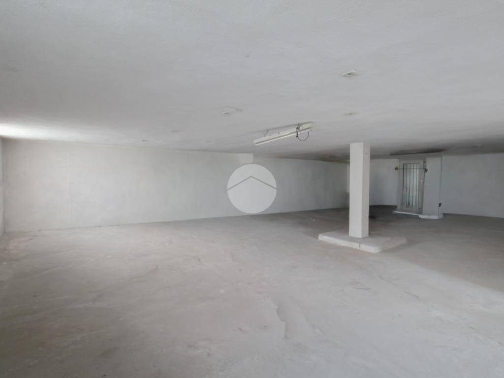 locale commerciale in vendita a Romano di Lombardia