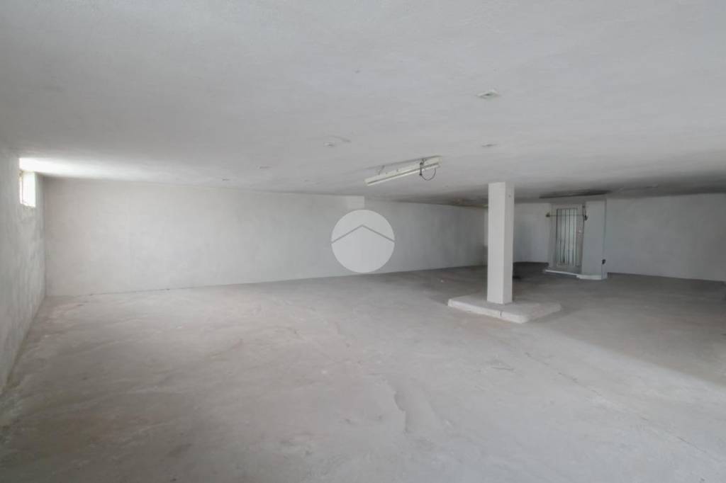 locale commerciale in vendita a Romano di Lombardia