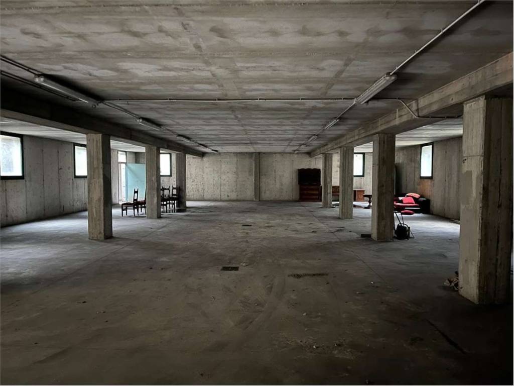 locale commerciale in vendita a Romano di Lombardia