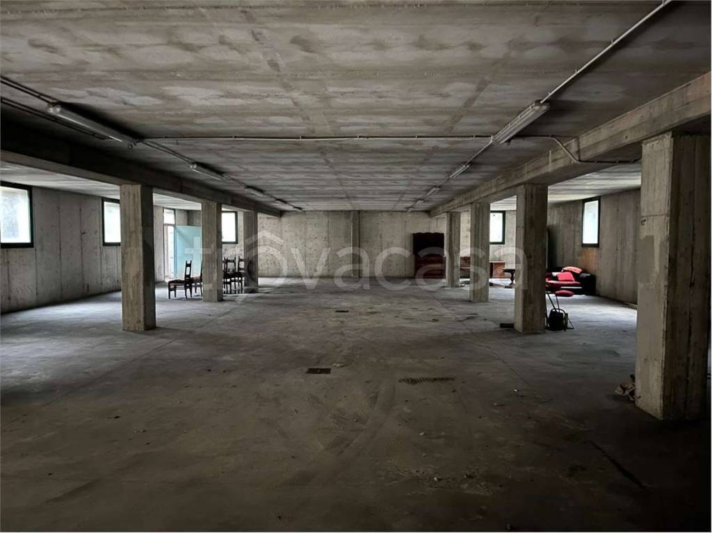 locale commerciale in vendita a Romano di Lombardia