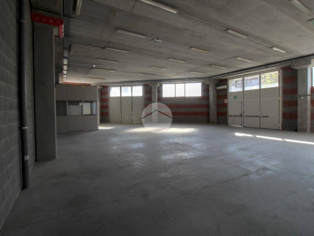 locale commerciale in vendita a Romano di Lombardia