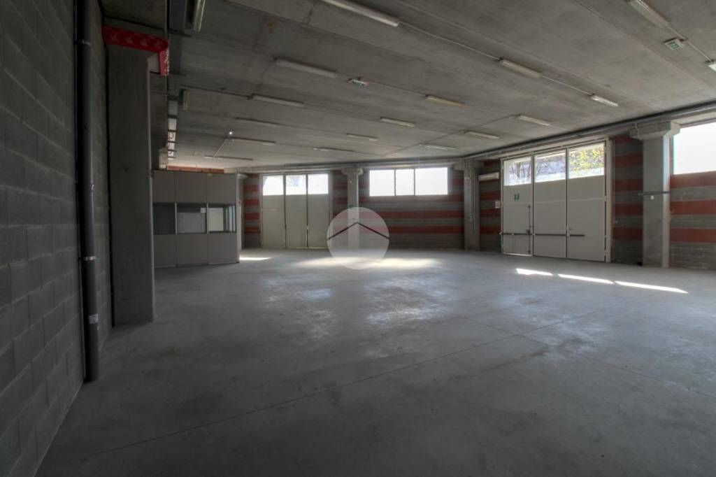 locale commerciale in vendita a Romano di Lombardia