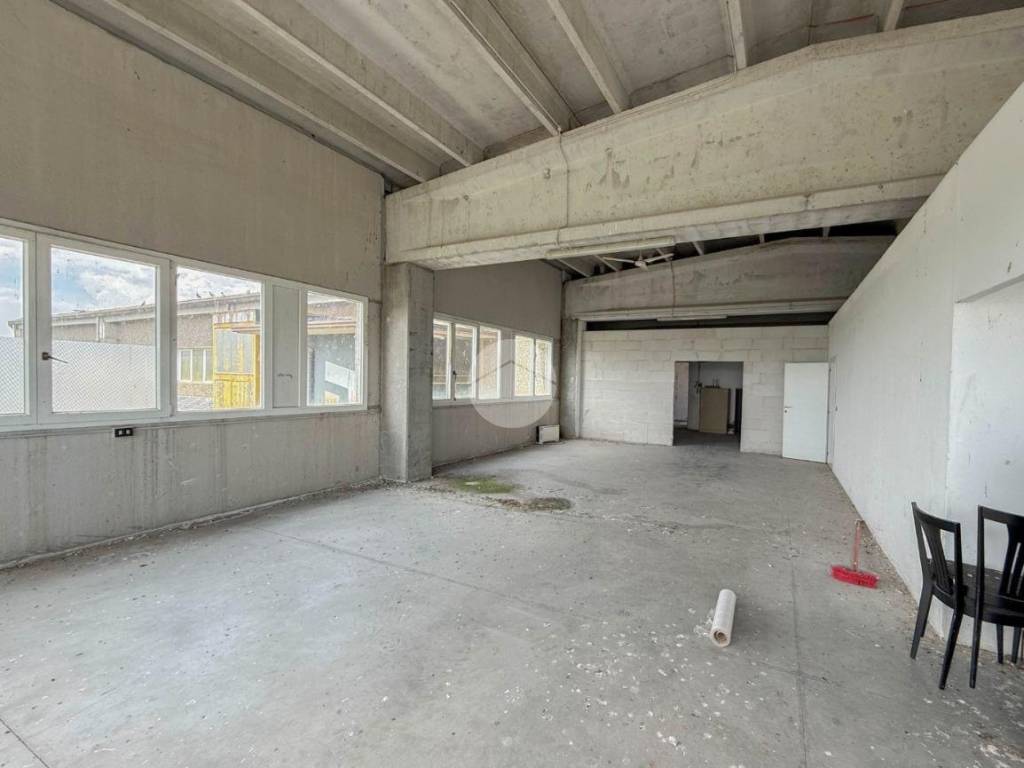 locale commerciale in vendita a Romano di Lombardia