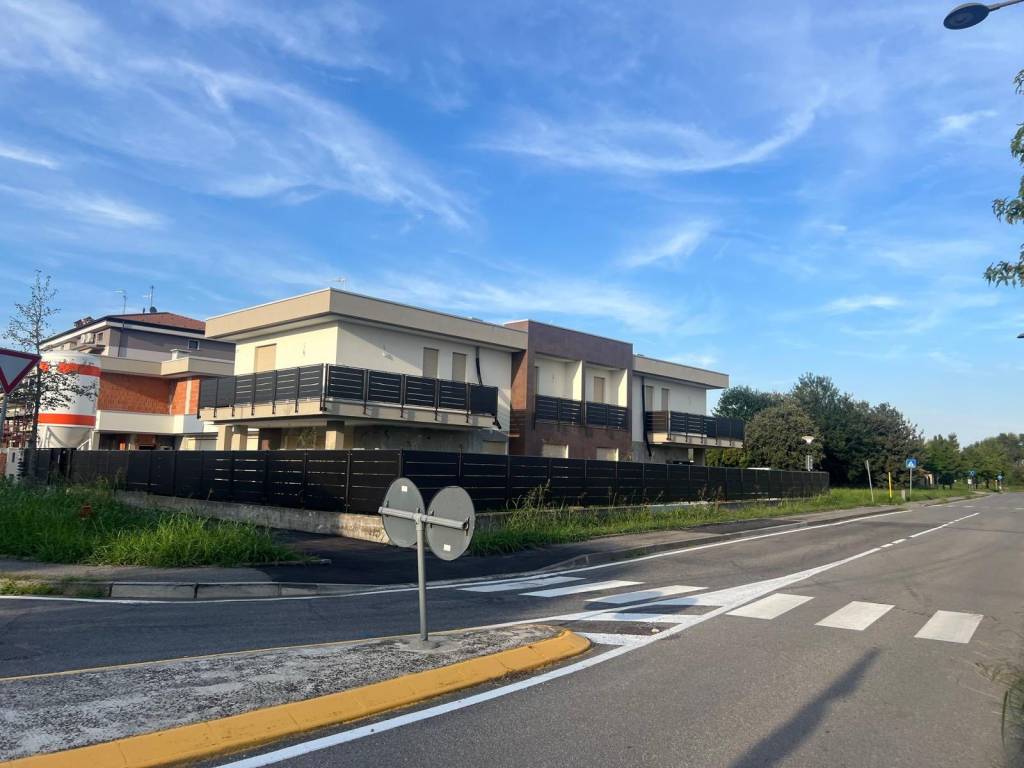 casa indipendente in vendita a Romano di Lombardia