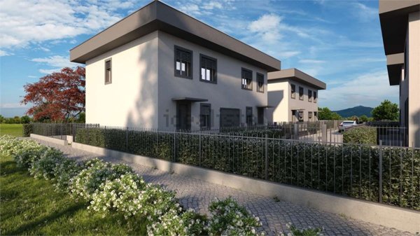 casa indipendente in vendita a Romano di Lombardia