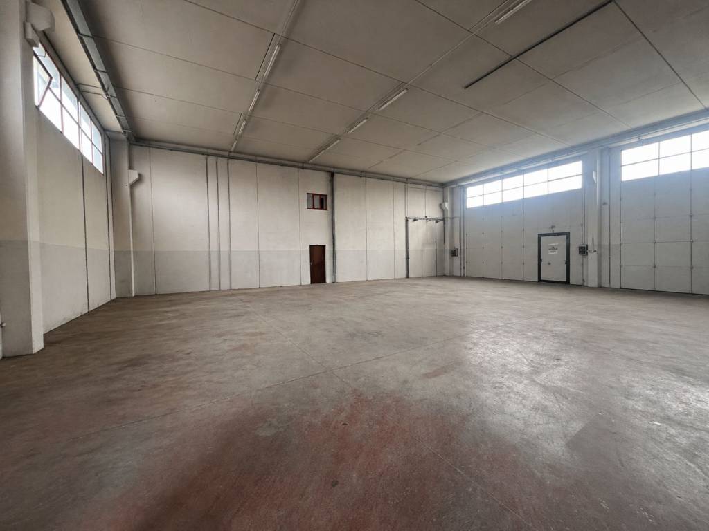 locale commerciale in vendita a Romano di Lombardia