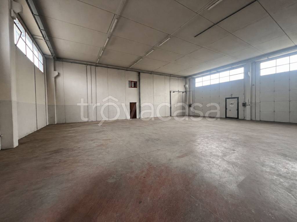 locale commerciale in vendita a Romano di Lombardia