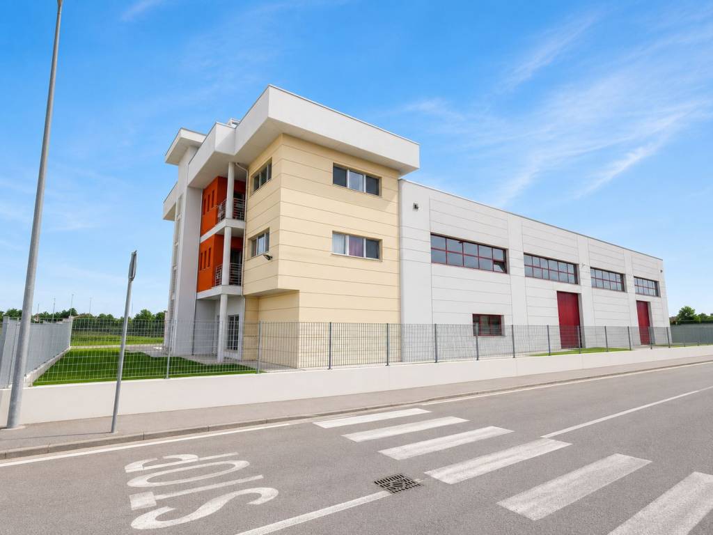 locale commerciale in vendita a Romano di Lombardia