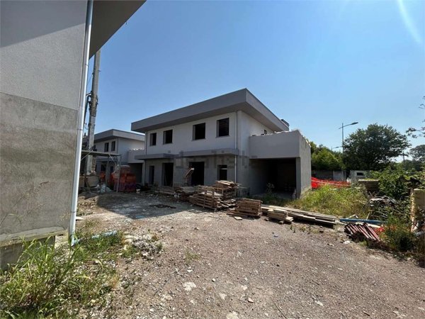 casa indipendente in vendita a Romano di Lombardia in zona Piscine