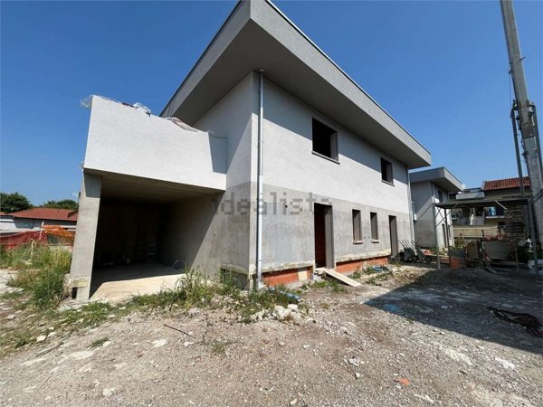 casa indipendente in vendita a Romano di Lombardia in zona Piscine