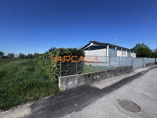 locale commerciale in vendita a Romano di Lombardia