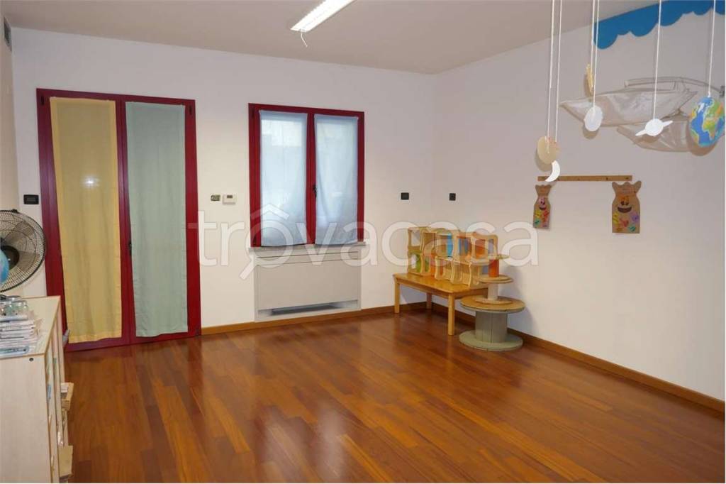 negozio in vendita a Romano di Lombardia in zona Albarotto