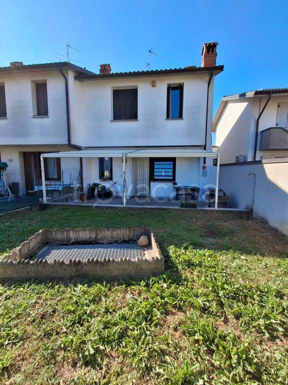 casa indipendente in vendita a Romano di Lombardia in zona Piscine