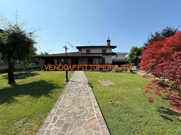 casa indipendente in vendita a Romano di Lombardia in zona Piscine