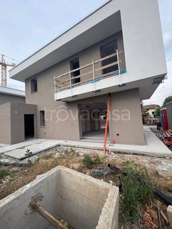 casa indipendente in vendita a Romano di Lombardia in zona Bradalesco