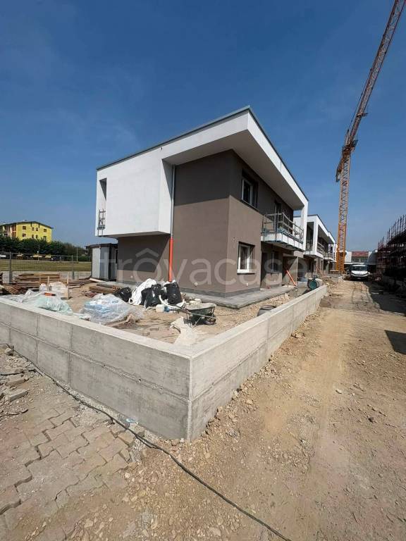 casa indipendente in vendita a Romano di Lombardia in zona Bradalesco
