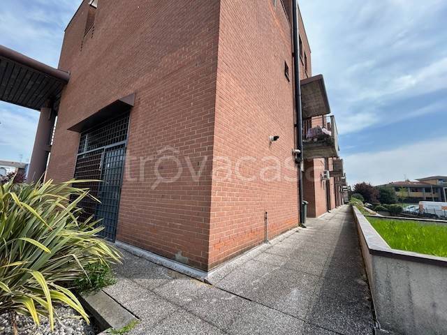 negozio in vendita a Romano di Lombardia in zona Pascolo