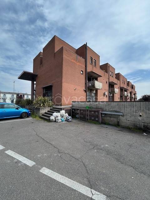 negozio in vendita a Romano di Lombardia in zona Pascolo